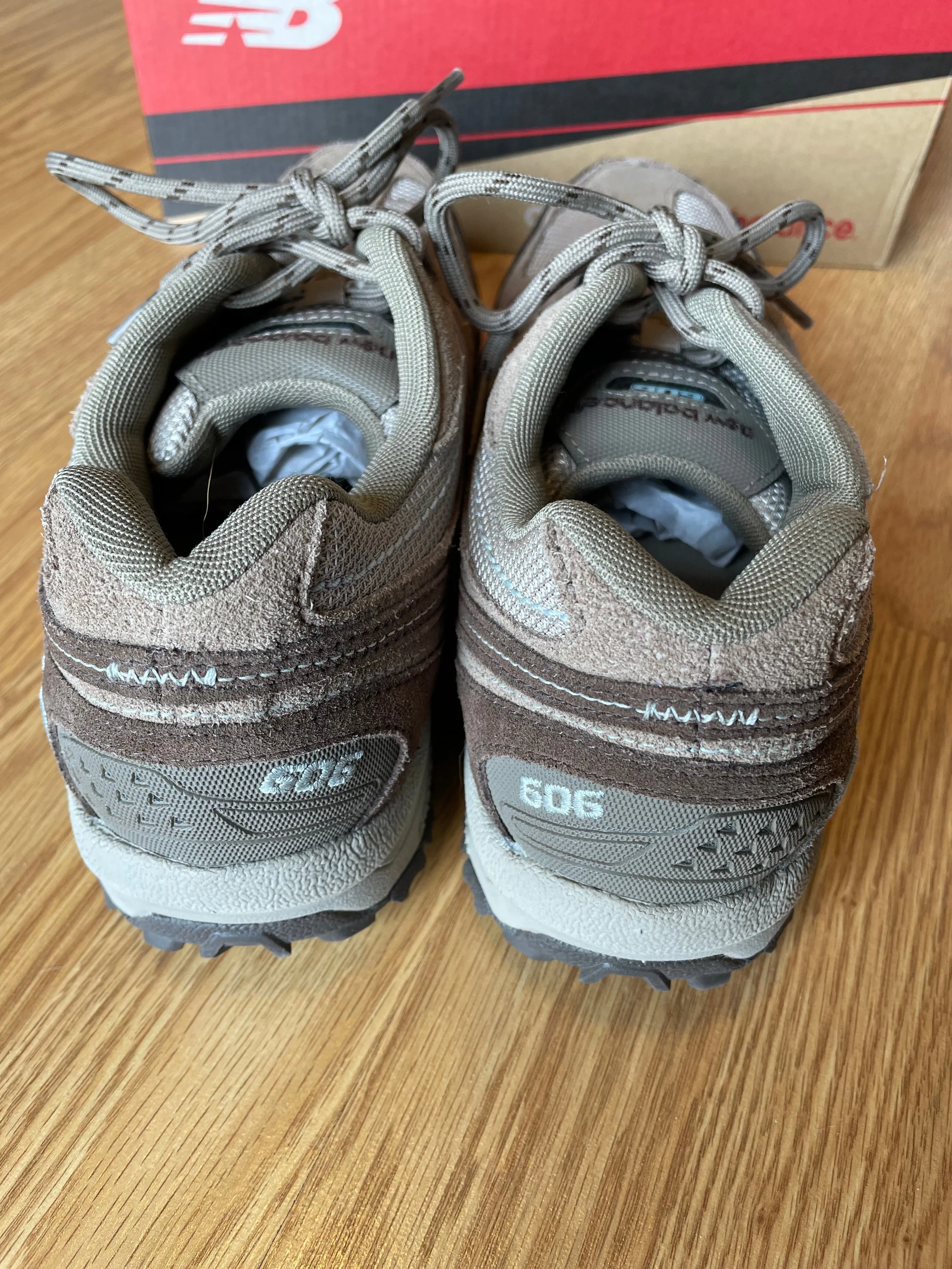 NEW New Balance Women's Hiking Sneakers (9)