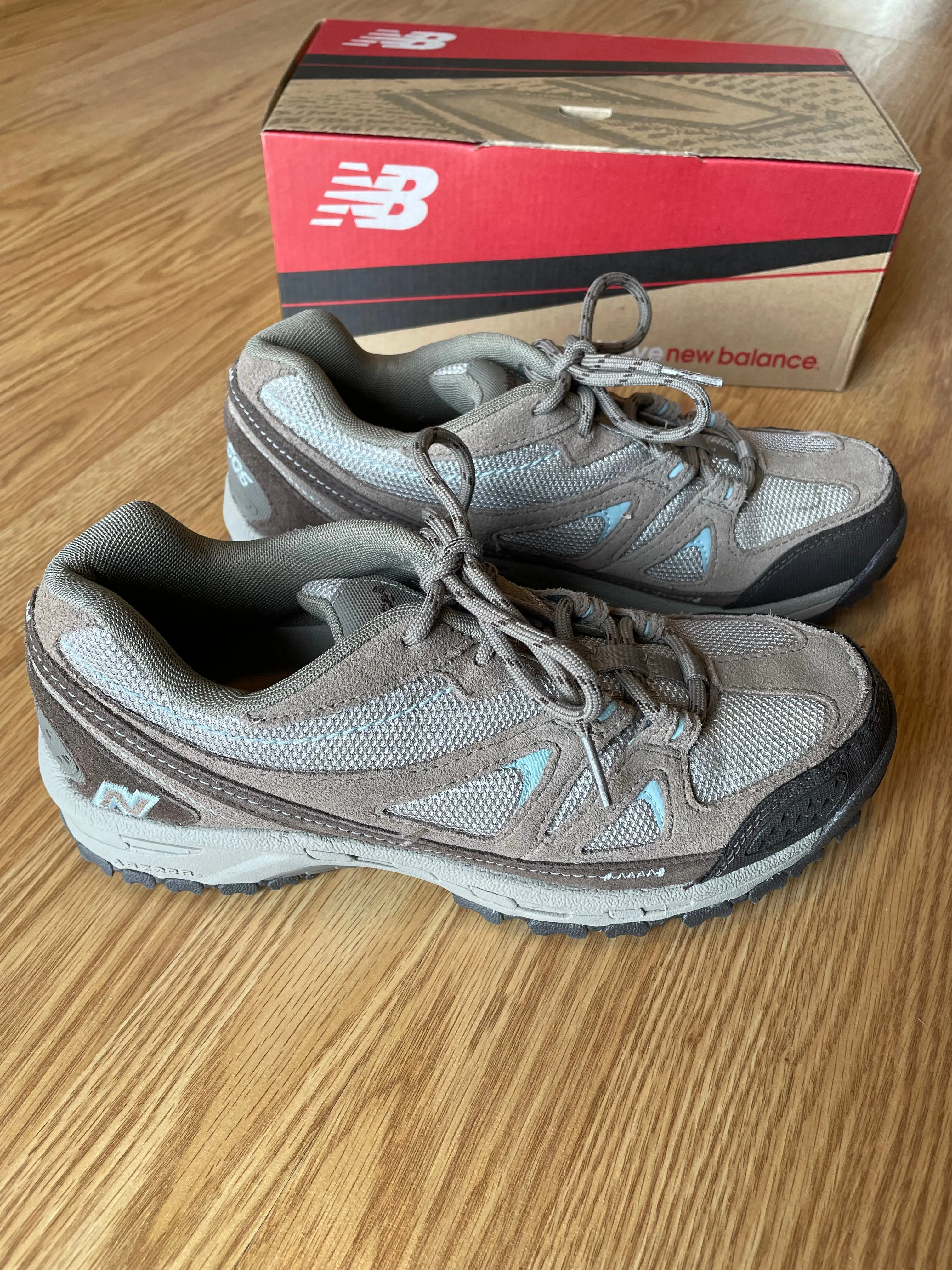 NEW New Balance Women's Hiking Sneakers (9)